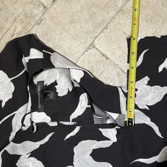Banana Republic Factory black/white Floral Peplum Short Sleeve Blouse. Size S - Picture 10 of 10